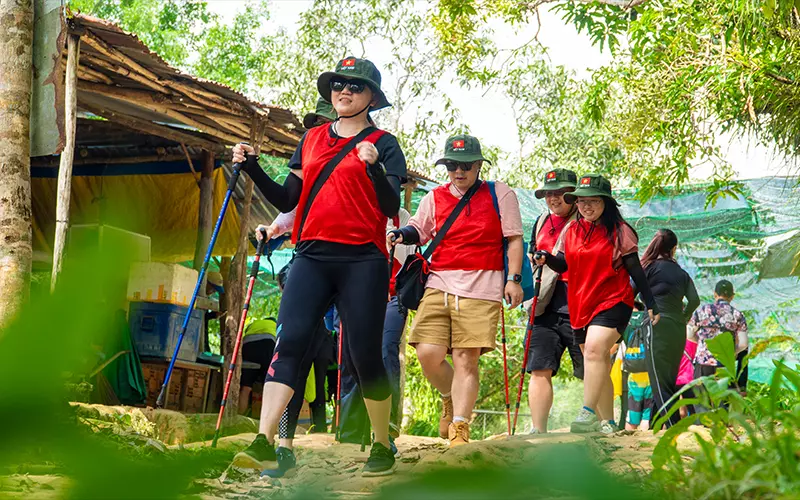 doan-malaysia-trekking-phu-quoc-kham-pha-rung-suoi-tien