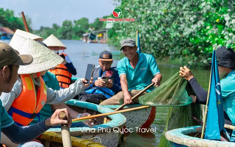 TOUR NHÚNG THUYỀN THÚNG – KHÁM PHÁ RẠCH VẸM